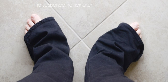 Learn the best way to hem your jeans. This method works great for shortening any garment with a double rolled hem. In the third photo you will understand why it’s so fast and easy. Best of all, it doesn’t leave bulk or create an additional seam at the bottom of your jeans. | Popular Pins