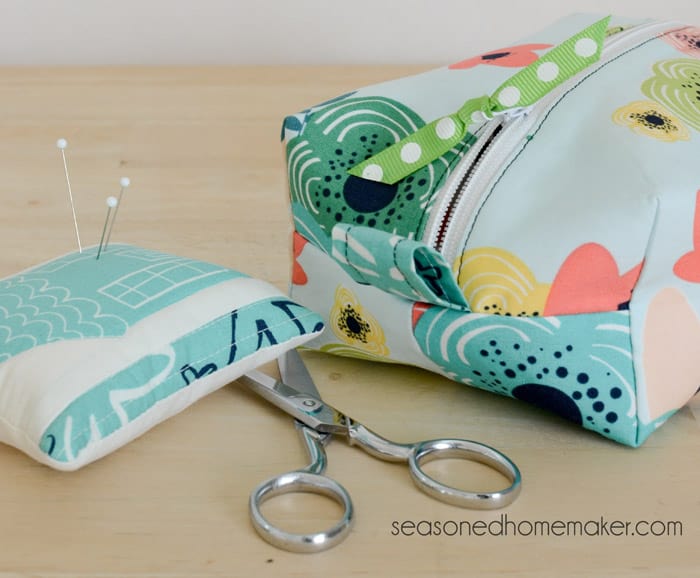 Fat Quarters are ideal for small sewing projects. All you need are a few fat quarters and the ability to sew a straight stitch. Check out these easy DIY Sewing Projects made from fat quarters.