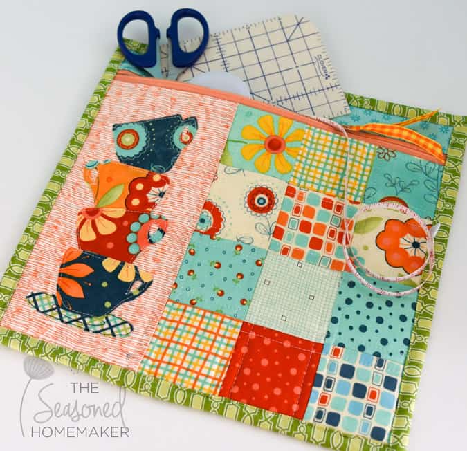  I love to sew simple projects. If you’re a sewing beginner looking for an easy sewing idea or you just want to sew something using your scraps, you’ll love this Simple Zipper Bag pattern. It’s fast and even has a little quilting. A perfect simple sewing project for the sewing beginner.
