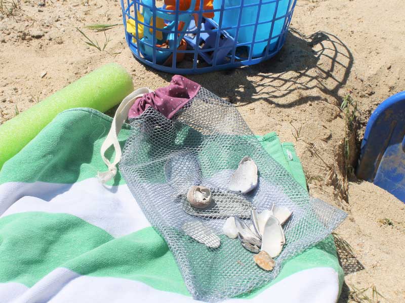 Mesh bag with seashells