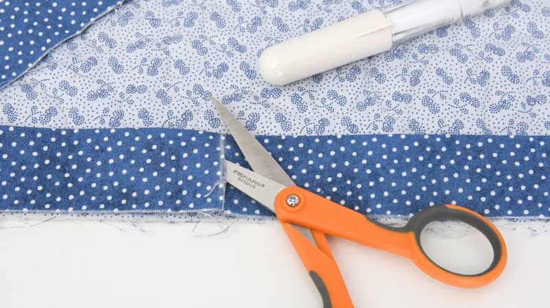 The Beginners Guide To Machine Binding A Quilt is a complete step-by-step tutorial that teaches quilting beginners an easy way to bind a quilt.